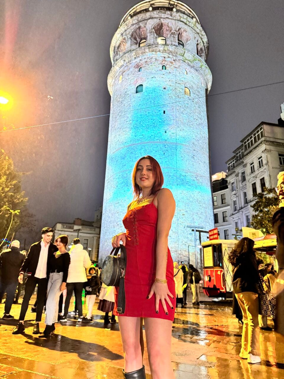 Kırmızı önden bağcıklı mini elbise