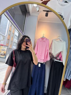 Yanları yırtmaçlı uzun tişört
