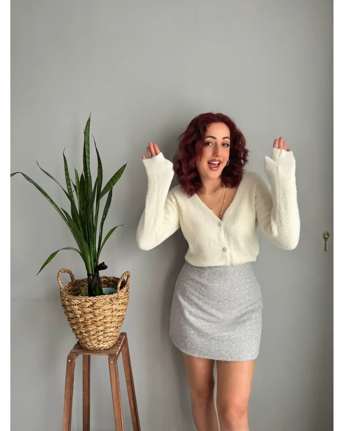 Beyaz tüylü hırka Standart beden 2 Beyaz tüylü hırka Standart beden - Görsel 2