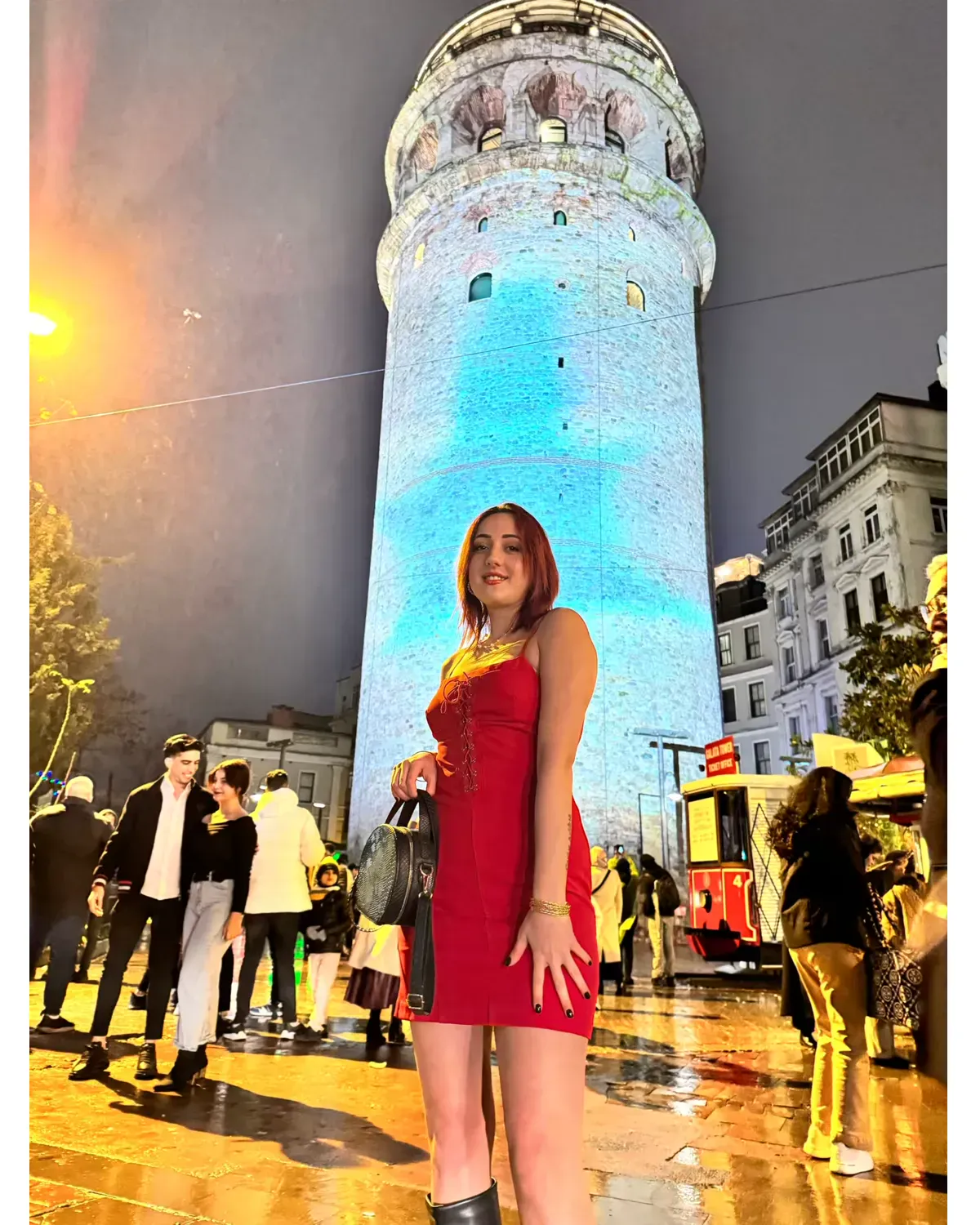 Kırmızı önden bağcıklı mini elbise 1 Kırmızı önden bağcıklı mini elbise